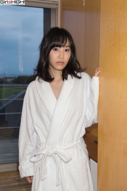 井川里予和别人打扑克牌